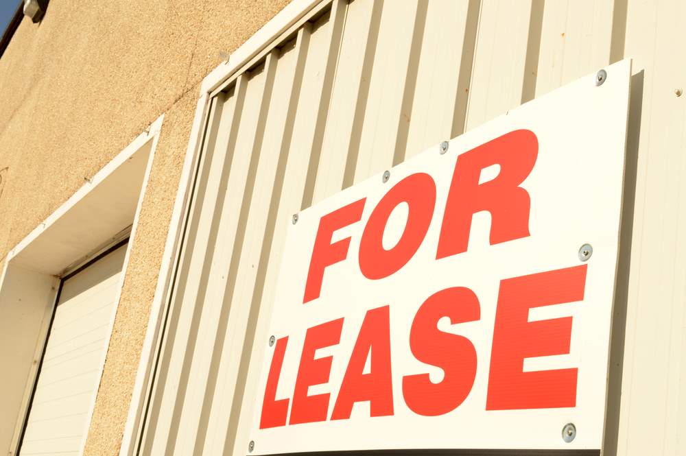 Image of a building with a 'For Lease' sign, featuring 411 Real Estate Law and highlighting 'Gross Lease vs. Net Lease,' ensuring it aligns with the page's context.